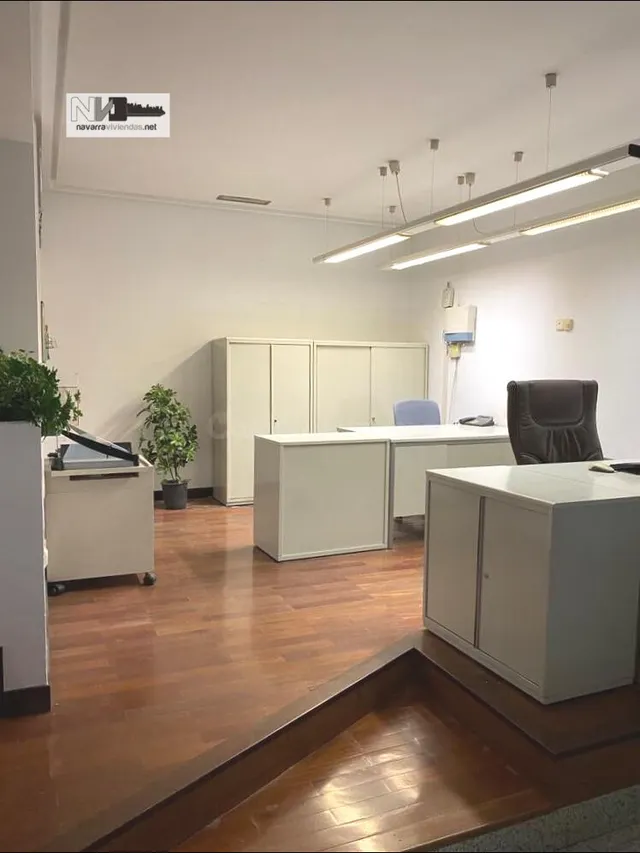 Alquiler de oficina con 3 despachos y 2 puestos de trabajo - foto 4