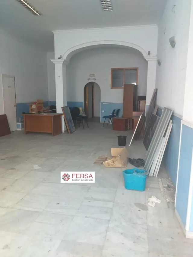 SE VENDEN TRES LOCALES COMERCIALES EN PLENO CENTRO. — 23