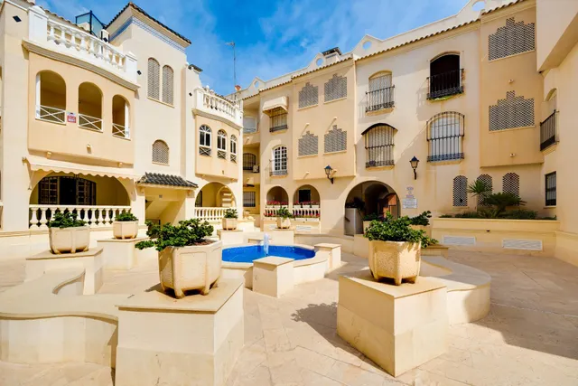Apartamento de tres dormitorios y dos baños en residencial Duquesa Beach, primera línea de la playa de los locos — 34