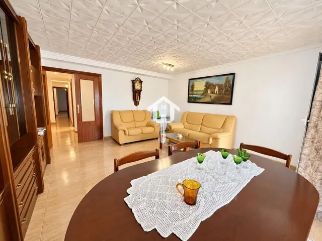PISO EN VENTA EN ALICANTE. ZONA DE LA FLORIDA. 134m2 CON 4 habitaciones DOBLES, 2 BAÑOS COMPLETOS, TERCERA PLANTA CON ASCNESOR, TERRAZA Y DESPENSA. — 32