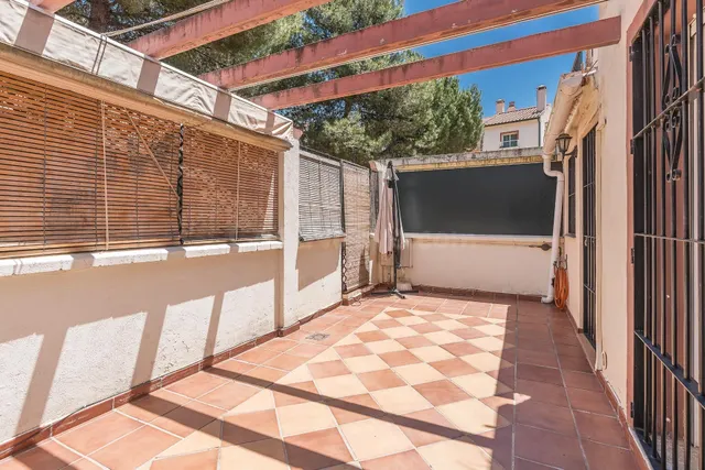 ADOSADA EN URBANIZACIÓN EN HUETOR VEGA — 2