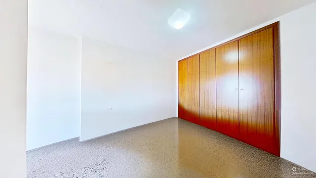 EXCELENTE ZONA, PISO TOTALMENTE EXTERIOR CON LA MEJOR ORIENTACION- ESTE, MUY LUMINOSO, 7º PISO, BUENA FINCA CARAVISTA. — 32