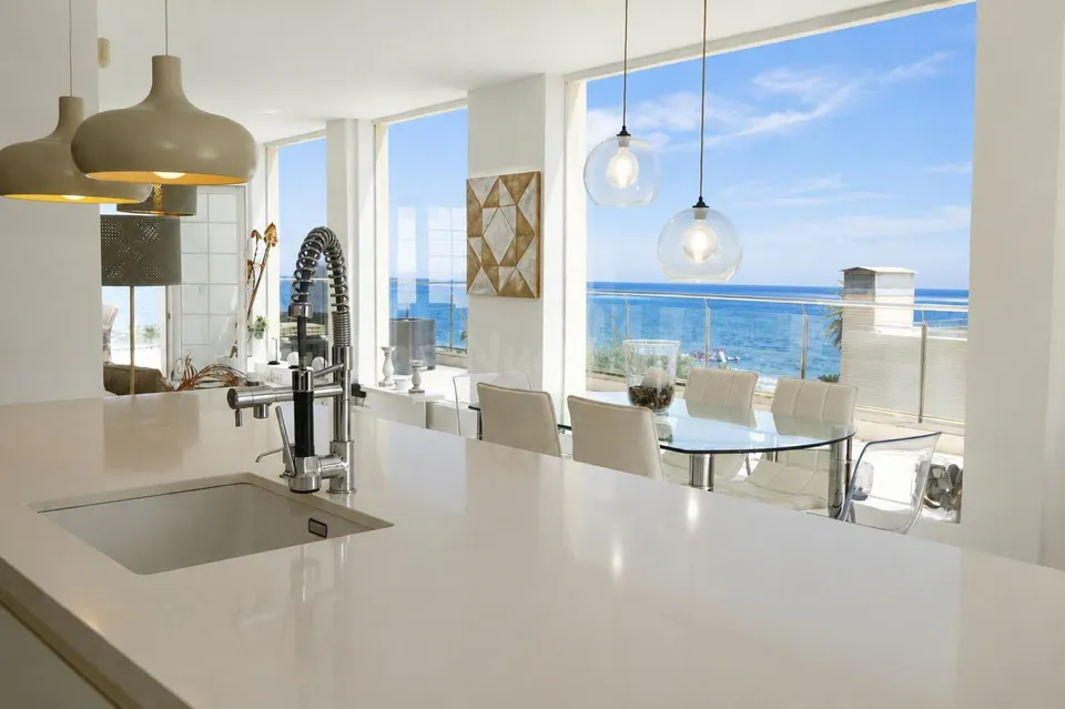 Ático con gran terraza y vistas al mar