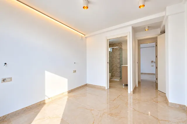 Se vende atico 5 habitaciones  totalmente reformado con vistas al mar  en pleno centro d Benidorm — 31