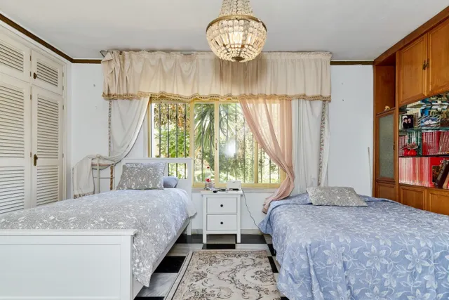 VENTA DE VILLA PAREADA EN EL CENTRO DE MARBELLA. 8 DORMITORIOS, JARDÍN CON PISCINA Y PARKING. — 25