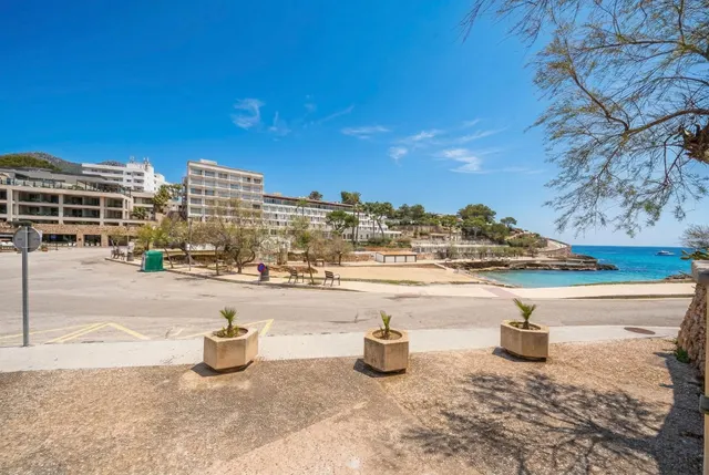 Primer piso frente al mar con azotea de 76m2 en Cala San Vic - foto 4