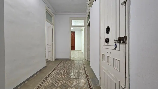 Edifificio neoclasico en el centro de Figueres. — 6
