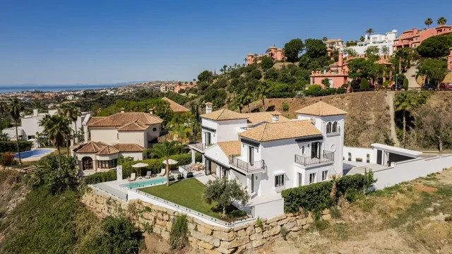 Villa de lujo de 5 dormitorios y 7 baños con impresionantes  - foto 3