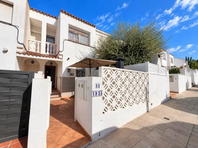 ADOSADO REFORMADO CON ESPECTACULAR ZONA COMUNITARIA EN OASIS - foto 2
