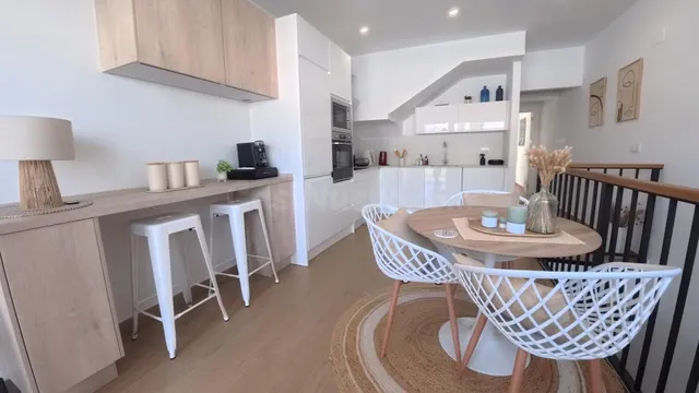 Adosado reformado de tres habitaciónes más apartamento con parking y piscina comunitaria. — 11