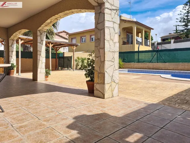 En venta Chalet independiente con piscina — 24