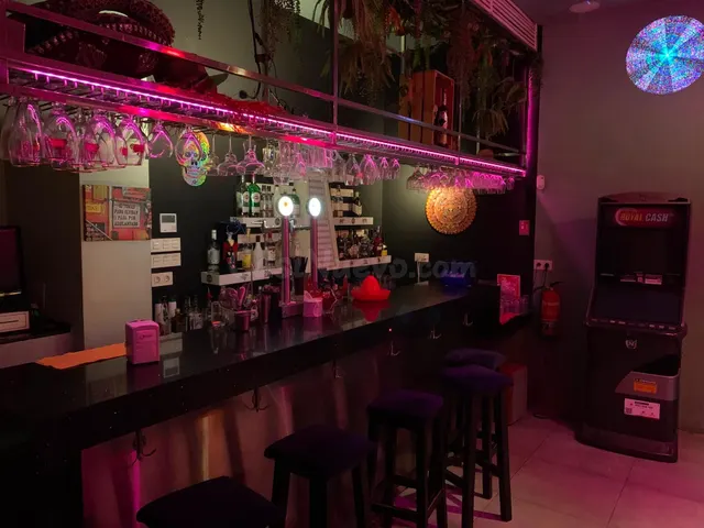 TRASPASO DE LOCAL CON LICENCIA DE BAR – CENTRO DE TORREMOLIN - foto 2