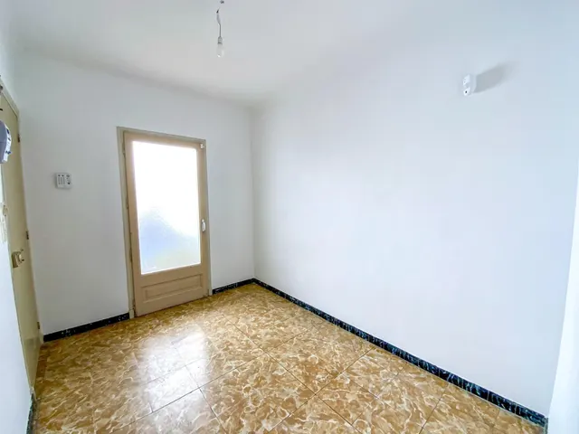 Primera línea de mar en el centro de El Masnou · Piso de época con techos altos y mosaico hidráulico · 3 hab. — 21