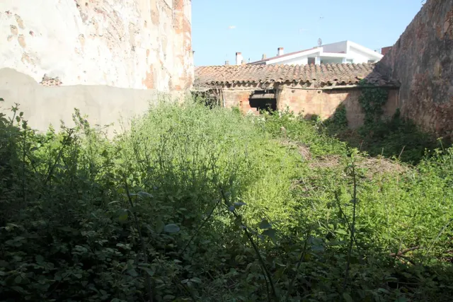 TERRENO URBANIZABLE PARA HACER 6 PISOS O DOS CASAS ADOSADAS - foto 2