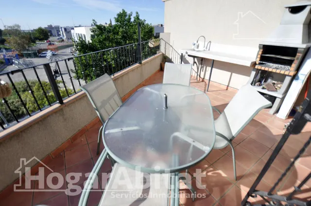 Exclusivo adosado totalmente reformado con terrazas, buhardilla, vistas despejadas y garaje doble — 32