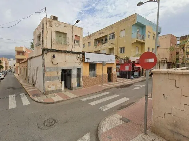 SE VENDE casa OKUPA en C Luis Buñuel de Roquetas de Mar - foto 4