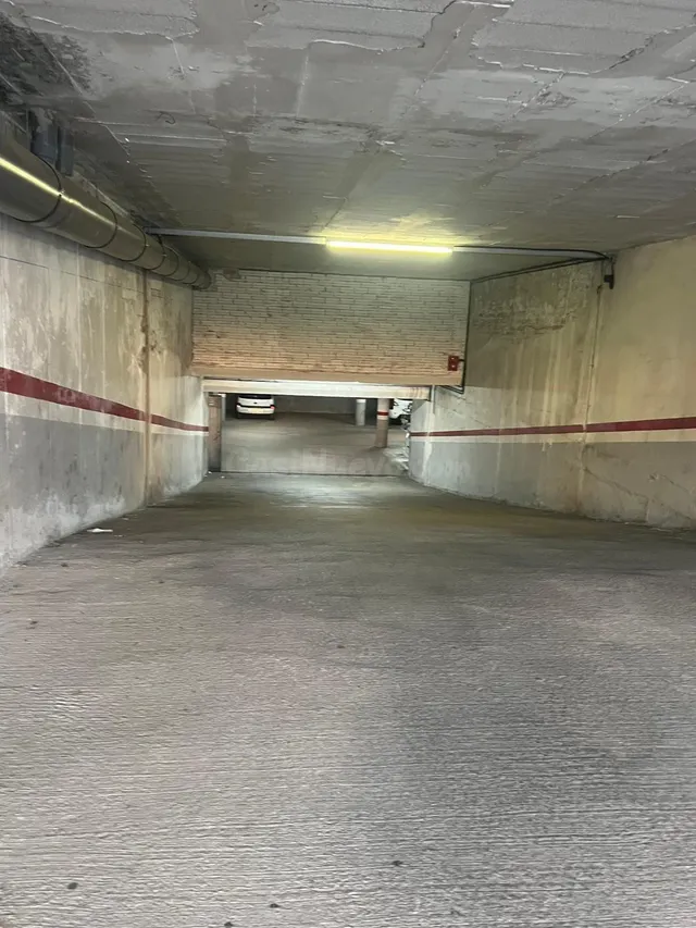 Plaza de parking para coche grande en venta - foto 3