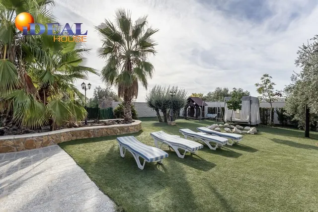 Chalet independiente con pozo propio y placas solares — 31