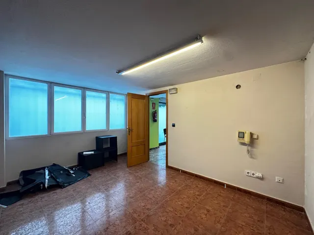 Local comercial con oficinas y zona de trabajo — 13