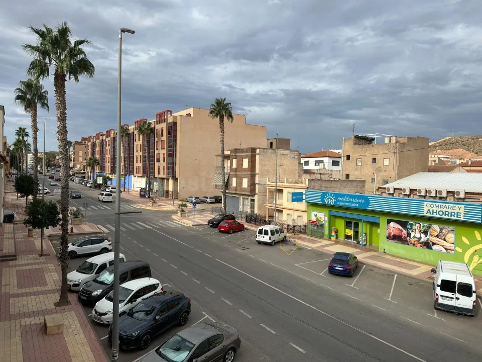 Piso de 4 dormitorios y balcón, en Puerto Lumbreras