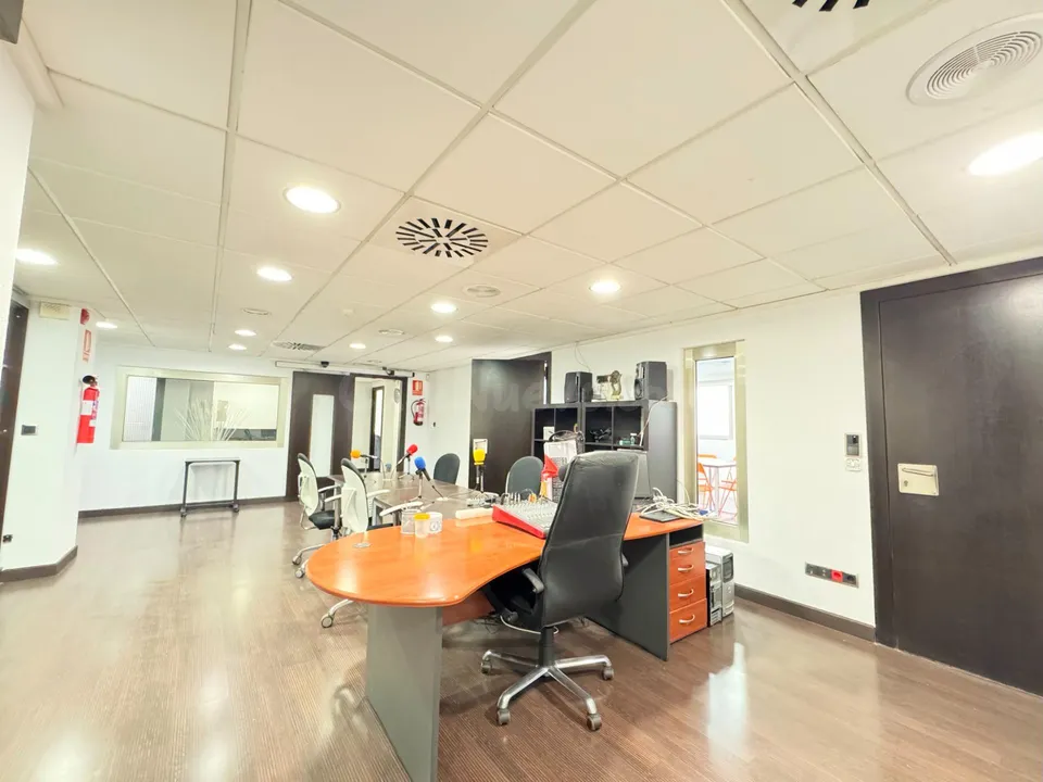 AMPLIA OFICINA REFORMADA EN MAGNÍFICA UBICACIÓN