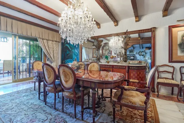 VENTA DE VILLA PAREADA EN EL CENTRO DE MARBELLA. 8 DORMITORIOS, JARDÍN CON PISCINA Y PARKING. — 20