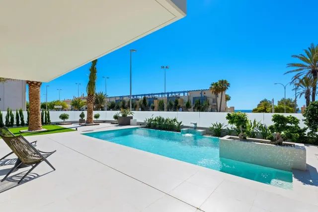Lujosa villa de obra nueva a un paso de la playa de Campoamo - foto 2