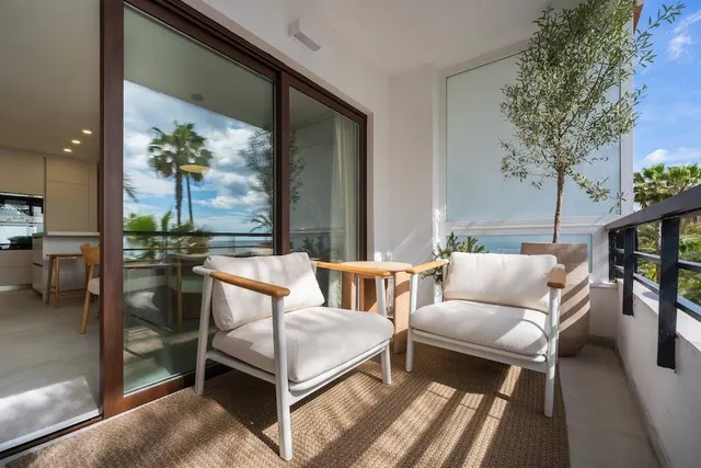 Exclusivo apartamento reformado a estrenar en primera línea de playa, con vistas al mar en el Puerto de Estepona — 17