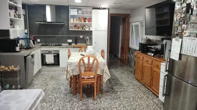 Amplio piso 1º en excelente zona de Petrer — 2