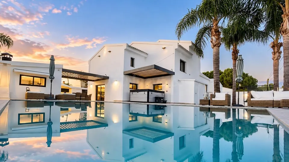 ESPECTACULAR VIVIENDA REFORMADA CON PISCINA, BODEGA, GIMNASIO Y UNA EXCEPCIONAL PRIVACIDAD