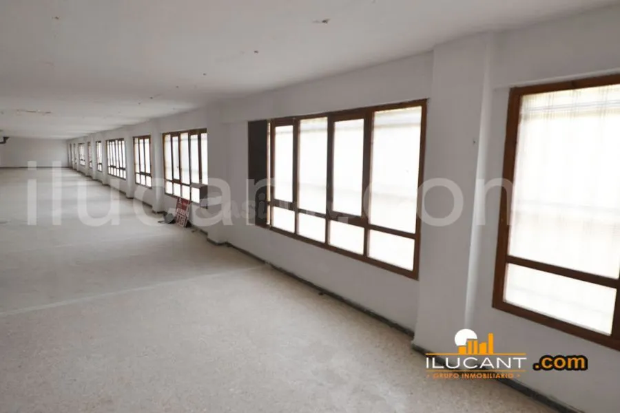 Local 700 m2