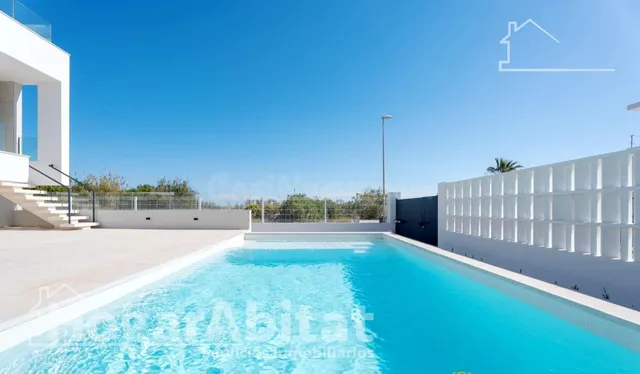 CHALET DE LUJO A ESTRENAR CON PISCINA E IMPRESIONASTES VISTA