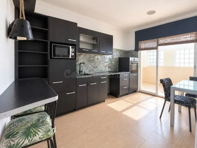 PISO EN VENTA DE 4 DORMITORIOS, 3 BAÑOS, BALCÓN Y PATIO - foto 4