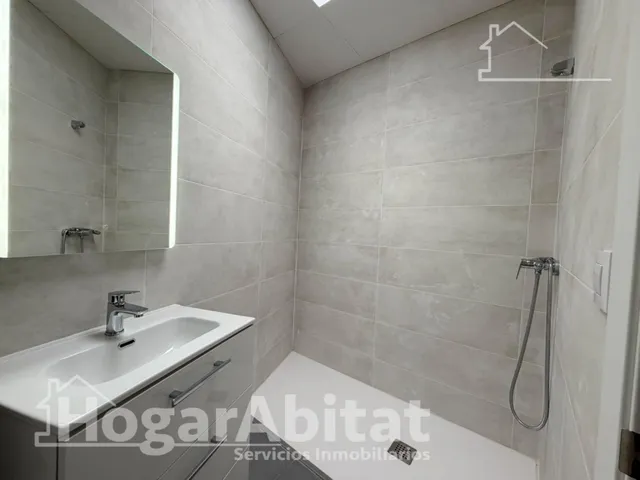 Estrena diseño y máxima eficiencia en esta moderna planta baja reformada con piscina y garaje — 34