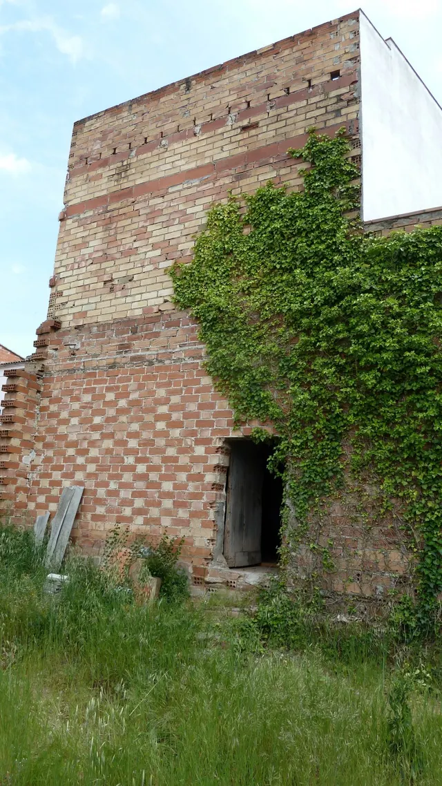 Solar per edificar habitatge amb magatzem — 10
