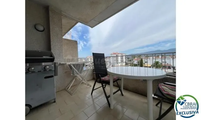 Bonito y moderno piso con vistas al canal y amarre de 2,5 x 