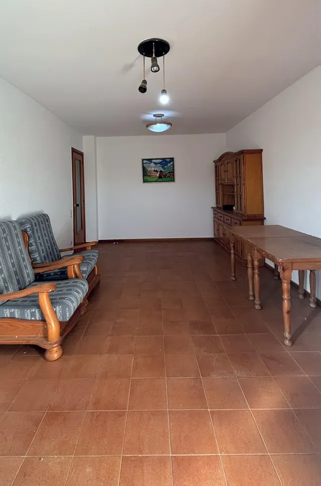 Piso de 4 habitaciones con garaje privado, dos balcones y vistas despejadas en el centro de Deltebre — 13