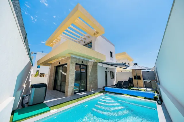 VILLA INDEPENDIENTE CON PISCINA PRIVADA CLIMATIZADA, PLACAS 