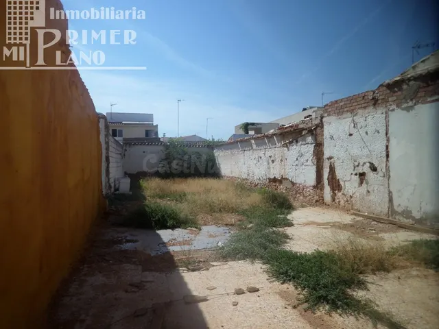 *Solar con 234m2 y 7 m de fachada, junto a avenida Juan Carl