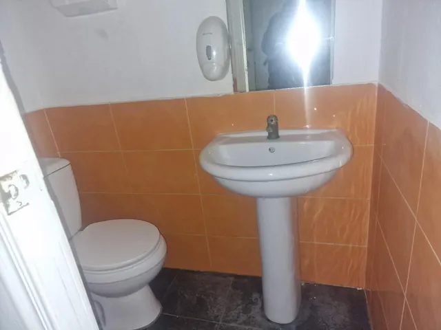 Se vende local en calle Pedro Andreu de Valencia — 9
