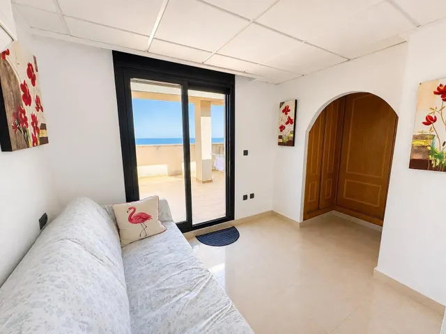 Ático dúplex con vistas frontales al mar y amplio solárium en Guardamar del Segura — 23