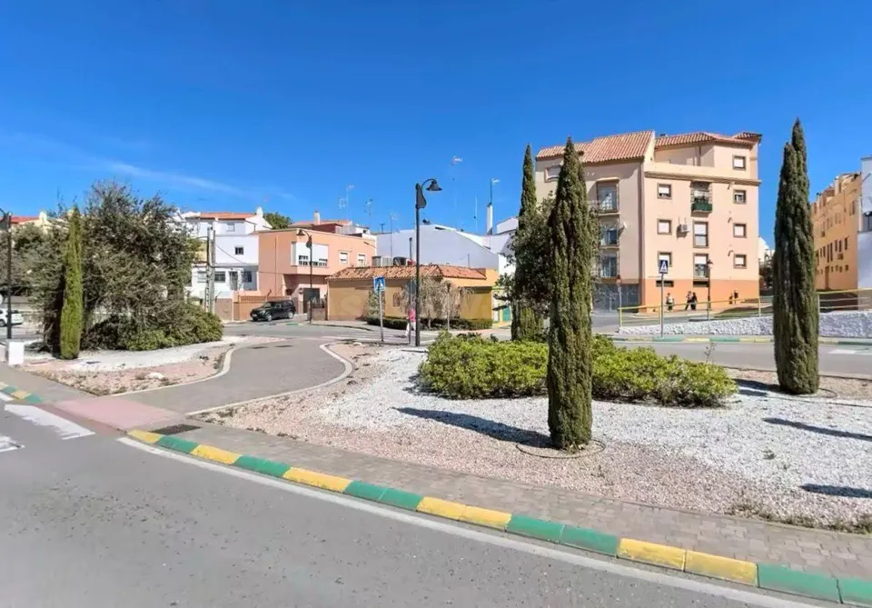 ¡BAJO EN VENTA EN LOS BARRIOS!
