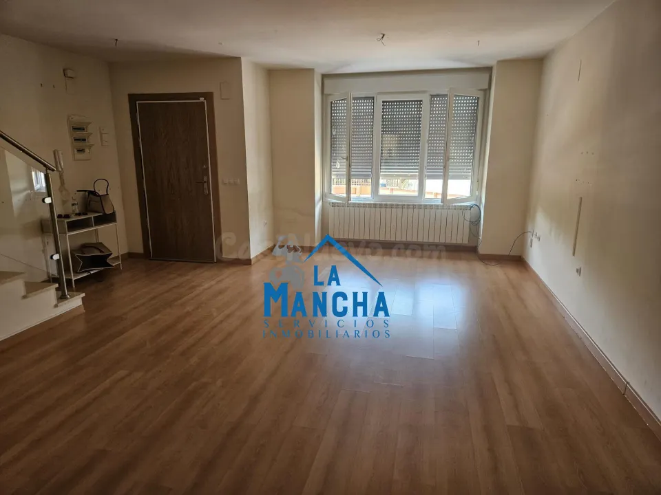 INMOBILIARIA LA MANCHA VENDE ADOSADO EN BARRIO MEDICINA.