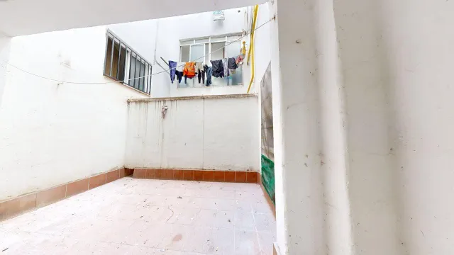 Piso de 89 m2 útiles con AMPLIA TERRAZA DE 40m2!!! Distribuido en cinco dormitorios, salón, cocina con despensa y terraza interior a patio de luces y un baño. — 22