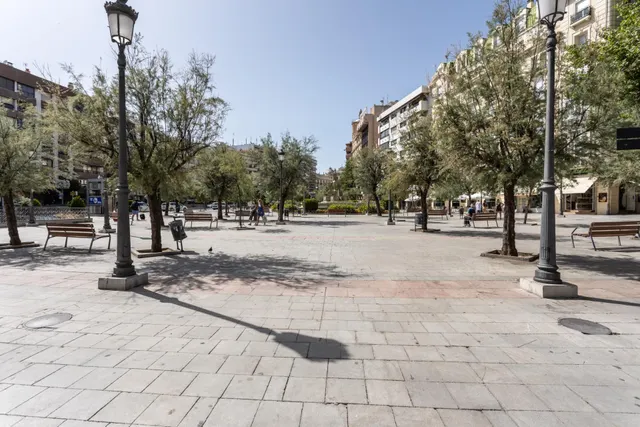 LOCAL COMERCIAL JUNTO A ÁNGEL GANIVET | ESPACIO Y UBICACIÓN. — 25