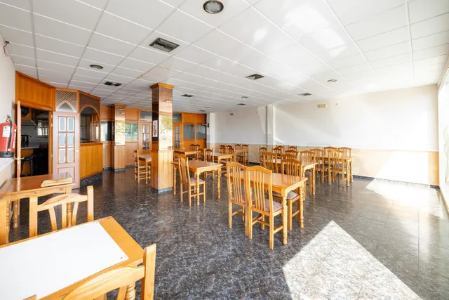 ¡OPORTUNIDAD ÚNICA! Edificio Multifuncional de 900 m2 en Plena Vega Granadina, en primera línea de carretera. — 12