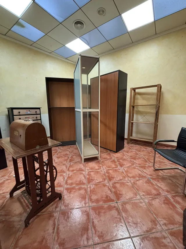 LOCAL COMERCIAL DE 300 m2 – ALQUILER CON OPCIÓN DE COMPRA — 37