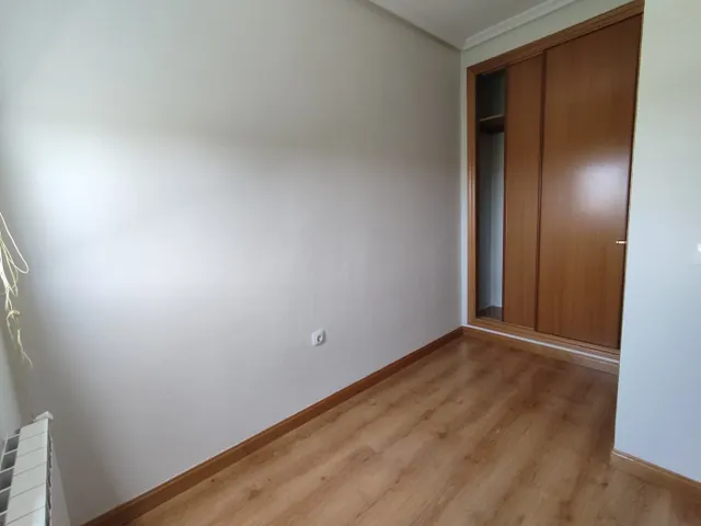 Piso seminuevo con cuatro amplios dormitorios, dos baños completos, garaje, trastero y piscina comun — 23