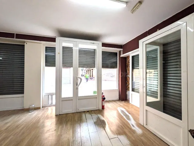 ALQUILER  local  en chaflán con Agustina de Aragon 55  y Calle Cerezo 11 — 3