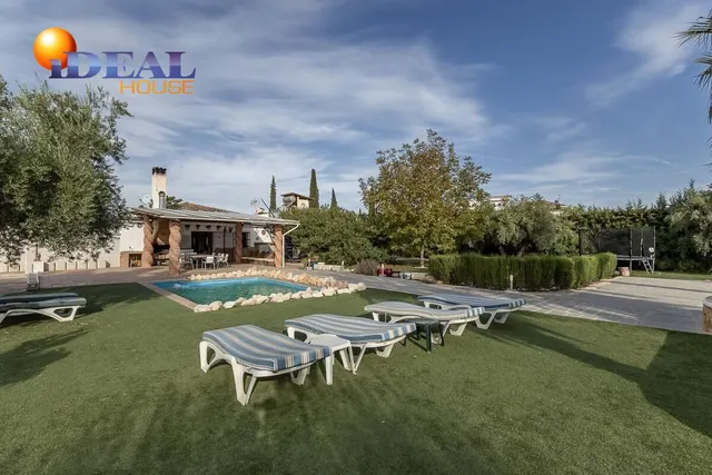 Chalet independiente con pozo propio y placas solares — 32